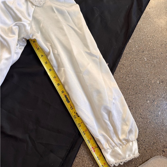 Vintage 80s Elegant White Satin nightgown with Lace Collar - Picture 4 of 6